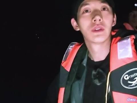 邓为抱鳄鱼说可爱，贴贴亲亲如摸猫咪