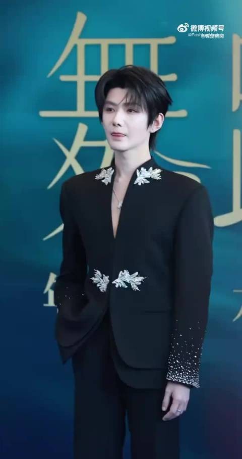首次以主持人身份参与大型行业晚会 郝熠然解锁了新的身份