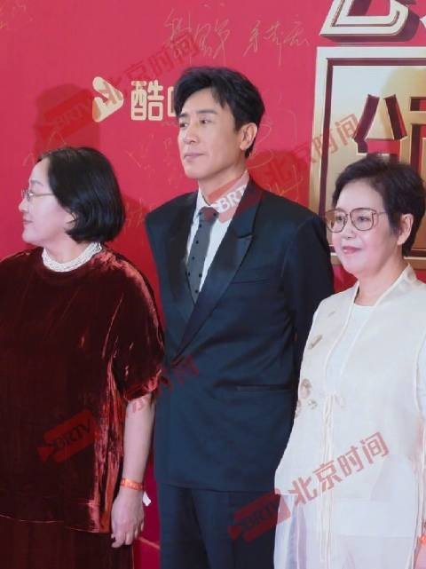 于和伟黑色西装出席飞天奖现场