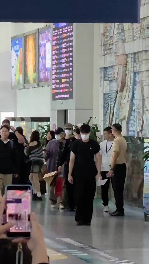 今天KRY达到机场时候 Cr:kai__4.8