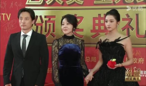 哎呀呀你们看关晓彤给闫妮撒娇 对啊是妈妈