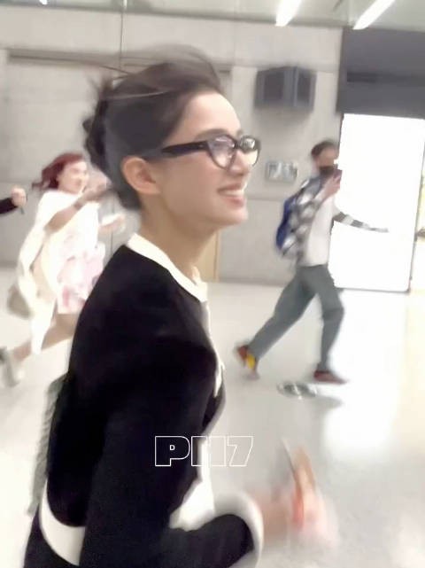 张婧仪 跑起来画面那么模糊但就是好美啊!