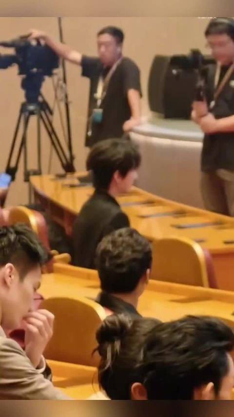 郝熠然举手投足皆是优雅气场