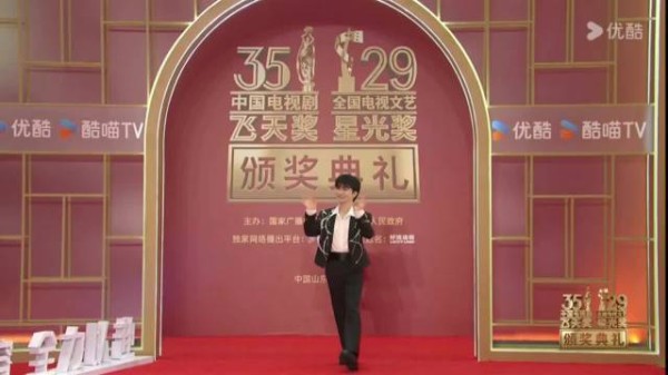 周深飞天奖红毯全程高能，走成个人演唱会