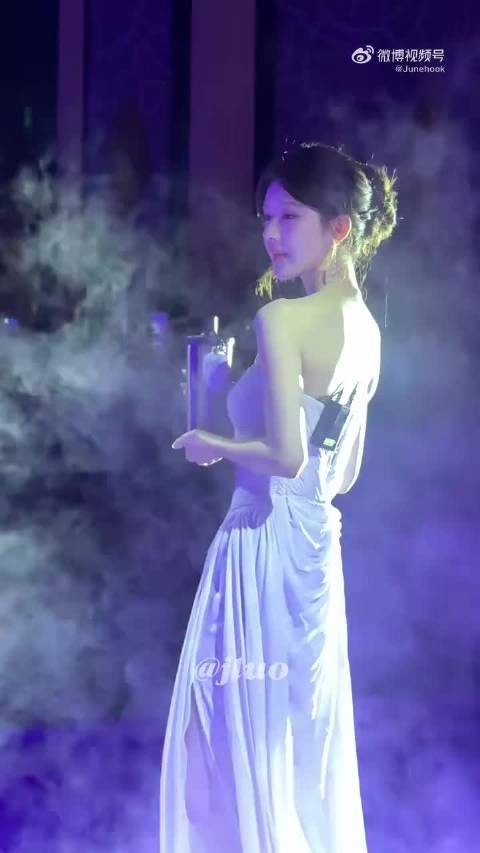 赵露思今晚直播,完全女神范儿