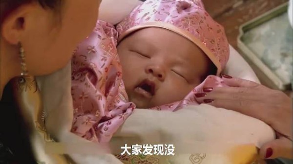 大家发现没,其实甄嬛一早就告诉过所有人双生子的身世了