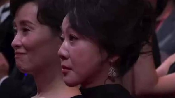 宋佳获飞天视后,闫妮台下含泪,三大奖颗粒无收,全网意难平