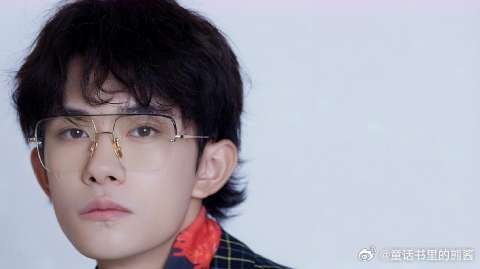 易烊千玺：偷偷可爱的烊烊不是玩手就是捏嘴唇，小动作太可爱了！