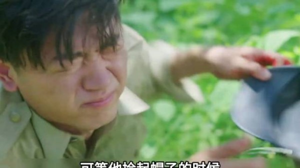 男人行军时被什么绊倒了，却意外发现遍地都是队友的尸体