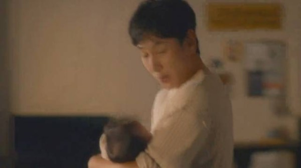 女人猛然发现刚满月的女儿，竟被丈夫炖煮在铁锅里