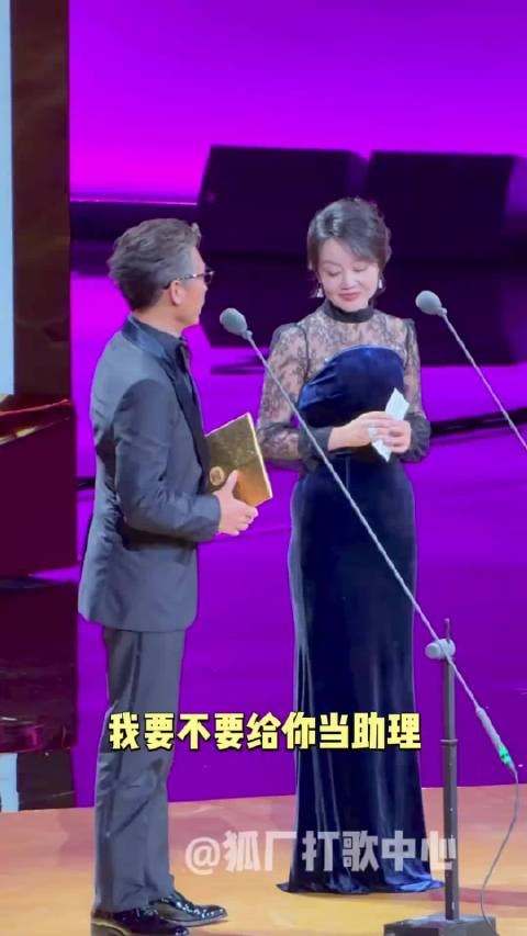 李乃文与闫妮同台颁奖当面求职 李乃文在线拉活,问闫妮缺不缺助理