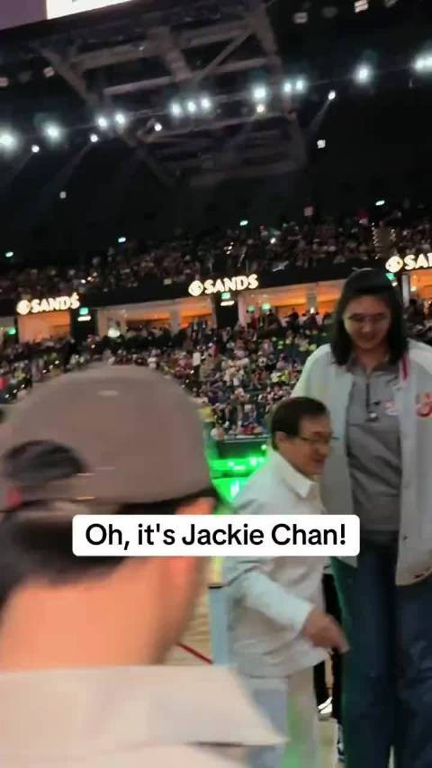 成龙与2米26的张子宇,这身高差真的为难龙叔了