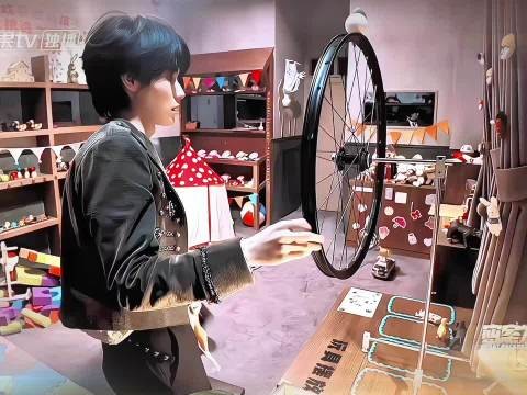 这一段有两个看点，神之九秒的抬眸很迷人，接球时的预判反应更震撼…