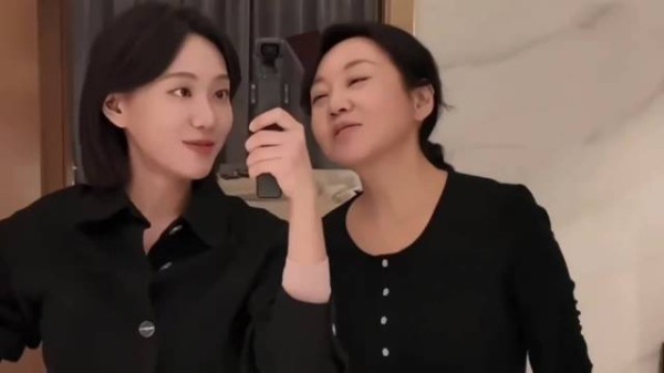 闫妮女儿出席公开活动,28岁邹元清身材优越,长相随妈妈自带微醺感