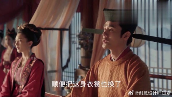 两位妃子比赛梳头,宠妃把所有珠宝戴头上,皇上无语:宠了个无脑