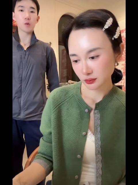 张纪中老婆杜星霖还挺多才多艺，直播唱一首歌爱谁谁好好听！