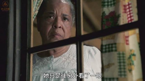 老人只是往窗外看了一眼,就发现一个女孩在偷吃她种的番茄