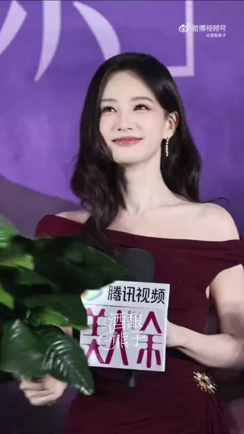 李一桐这身装扮真的是太适合她了，皮肤真的是白到发光，完全就是大美女！