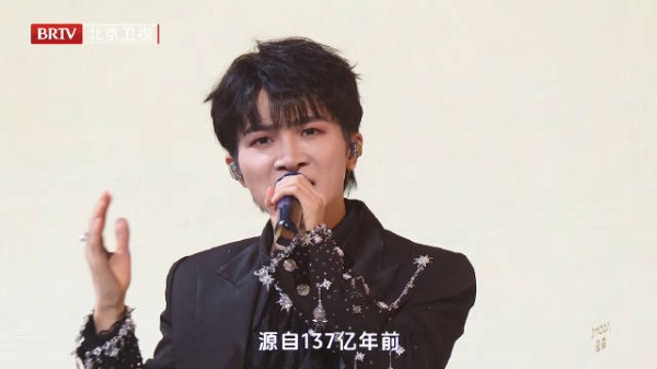 周深美好奇妙夜开场演唱《修星星的人》舞台 不愧是修音响的人了，稳好听！