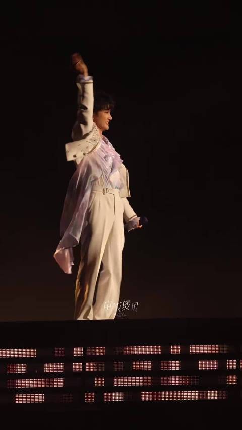 周深在速滑馆表演了段百米冲刺不知道的以为周深在比赛