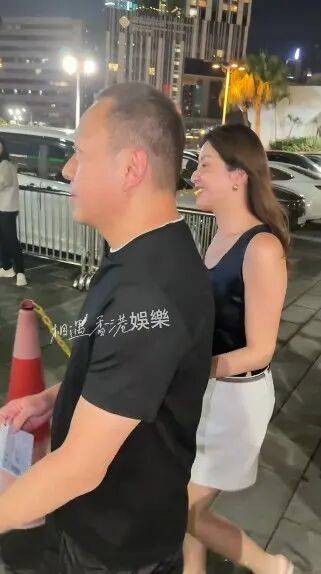TVB前“甜美”花旦徐淑敏与丈夫现身红馆,穿背心短裤看许志安,结婚将满17年