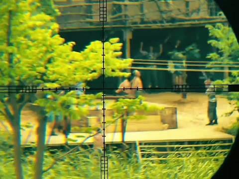 营救小队摸到敌人老巢发现地雷，队长临危制定强攻方案
