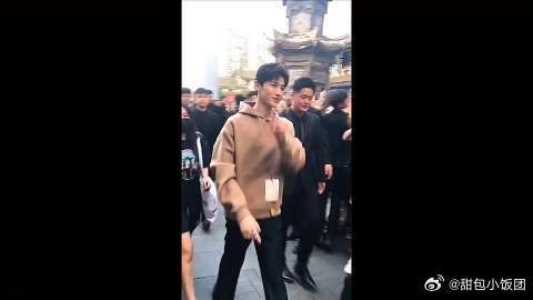 白敬亭来了,这挥手的样子好可爱