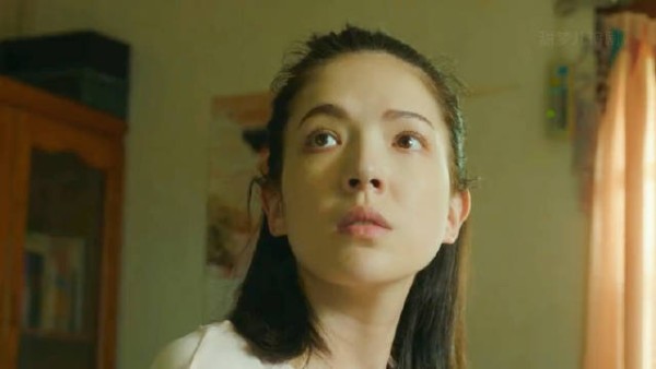 她在车祸醒来后震惊的发现，去世多年的爸爸还活着