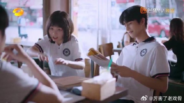 明月误喝饮料,两人甜蜜对视,明月害羞