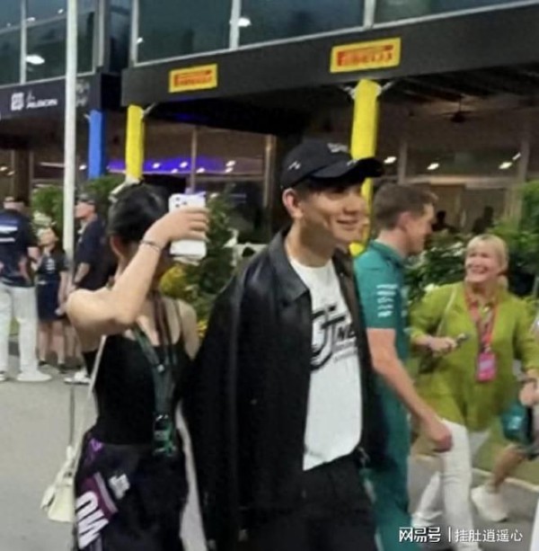 林俊杰牵小,21,岁女友离场,她紧张抬手挡脸,他侧头说了一句,话