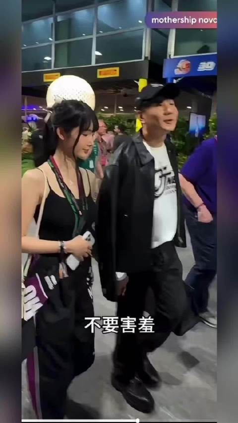 新加坡F1名场面|林俊杰与七七官宣后首次媒体同框,安抚女友不要害羞