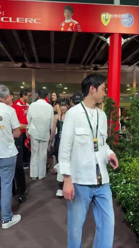 F1观赛结束后林俊杰七七牵手退场，林俊杰对七七说不要害羞
