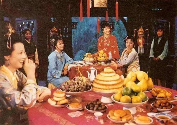 红楼梦》里的一顿饭，放到今天到底值多少钱？