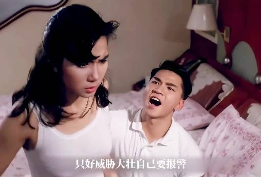 姑娘在家换睡衣的时候,突然听到了敲门声