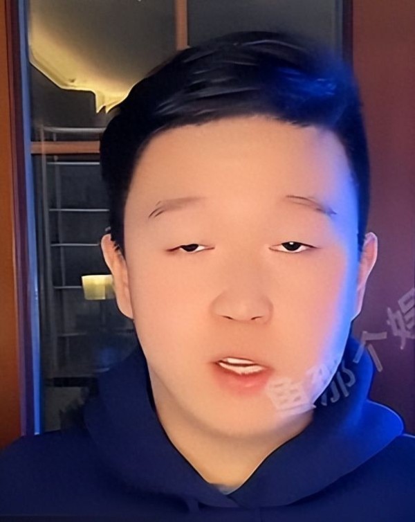 偶遇宋丹丹却不打招呼,英如镝直播曝家丑,谁才是家庭纠葛里的 “局外人”?