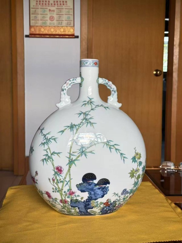 清雍正斗彩花鸟纹如意耳抱月瓶收藏价值品鉴