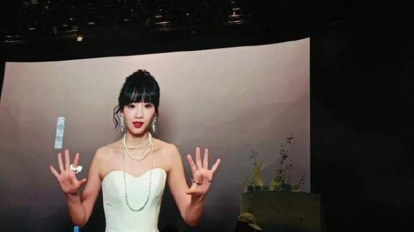 灿灿为她大姐精心录制的祝福视频,笑到停不下来!