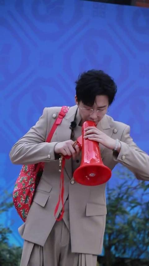 笑不活了！刘宇宁喊话自拍杆