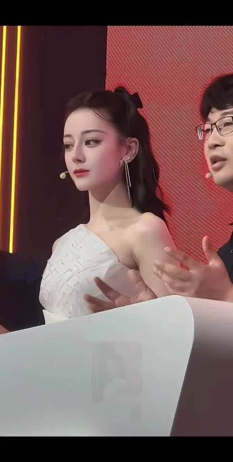 人怎么能美成迪丽热巴这样,好完美的一张脸
