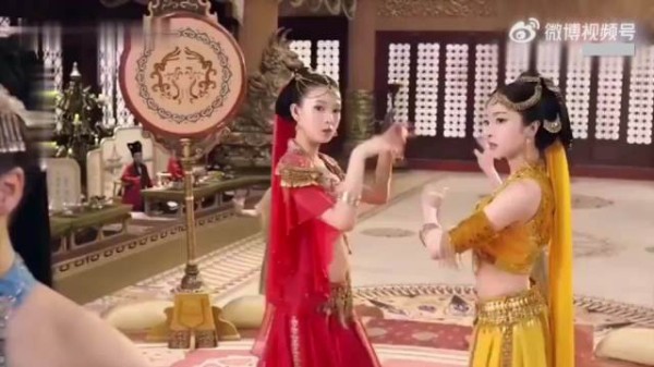 心机女跳肚皮舞迷惑皇上,谁料妃子是妖精,施法让皇上只爱她!