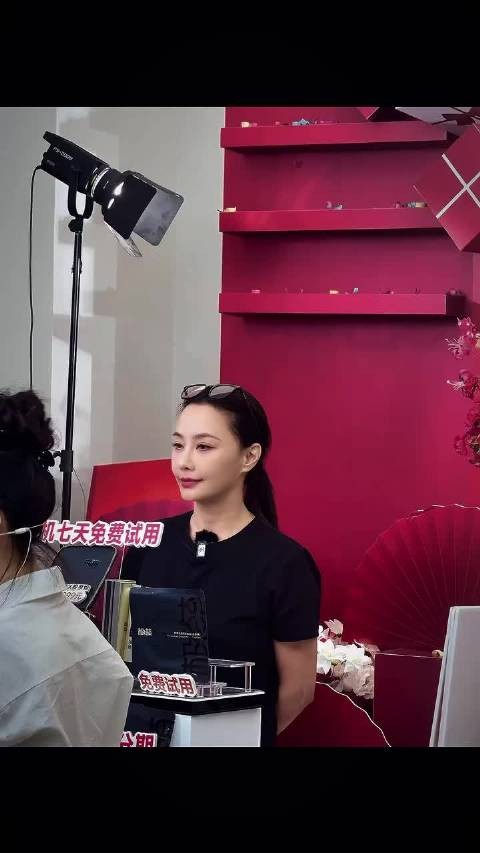马雅舒不演戏转直播带货，结婚16年一家四口幸福