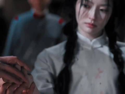 徐若晗民国妆造淋雨戏展小白花清冷倔强感