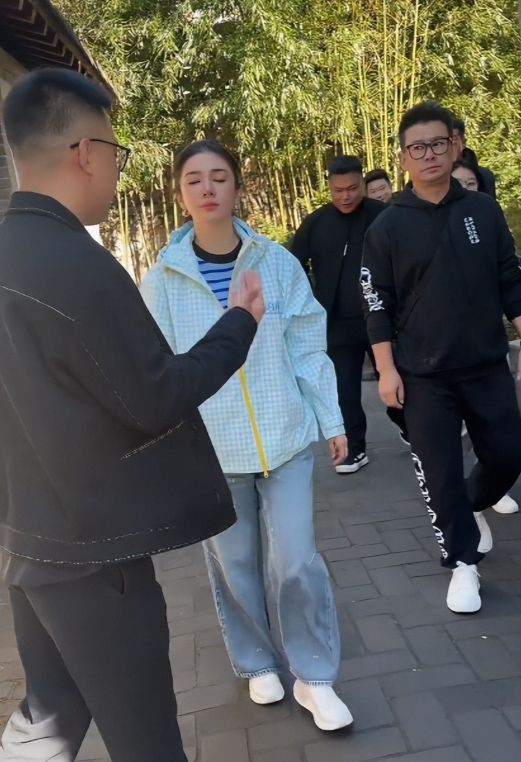黄奕大孤山出行被骂翻白眼，回看王楚然三年网暴，别再被带节奏了