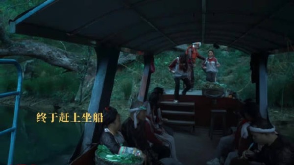 双脚和划船,就是大山小孩的交通工具