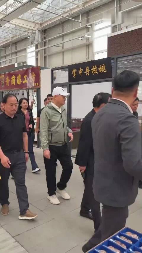陈丽华去世后73岁迟重瑞被偶遇，走路吃力左手不能动