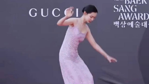 他上前帮忙时,为了表示对女演员的尊重,把目光移开了