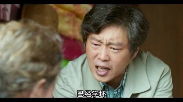 面对非议奶奶向孙女要烟,说有我站你这边