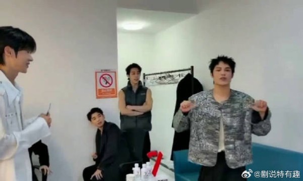 舞者排练厅打磨表演,为总决赛积蓄力量