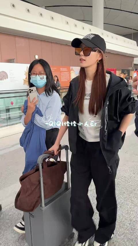 张月机场情绪不高，因吃蛋挞烫伤嗓子致不想说话