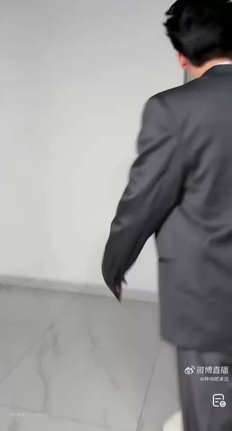 卓沅吴泽林都参加过青春有你,风暴后台重逢